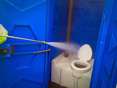 Санитарная обработка туалетных кабин